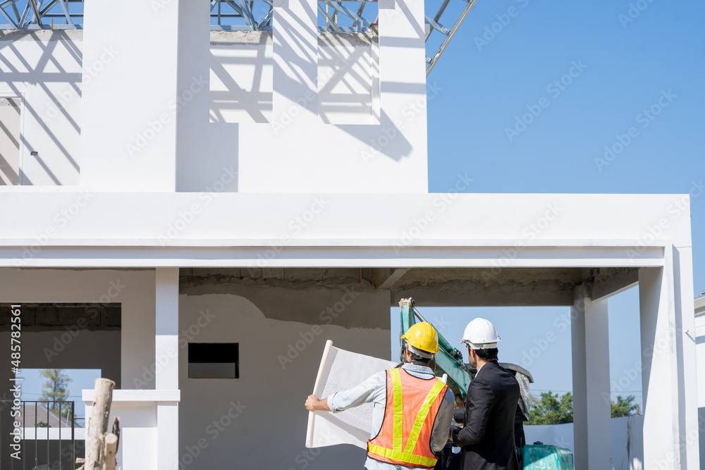 工程师与顾问讨论建筑工地新家的建筑计划细节