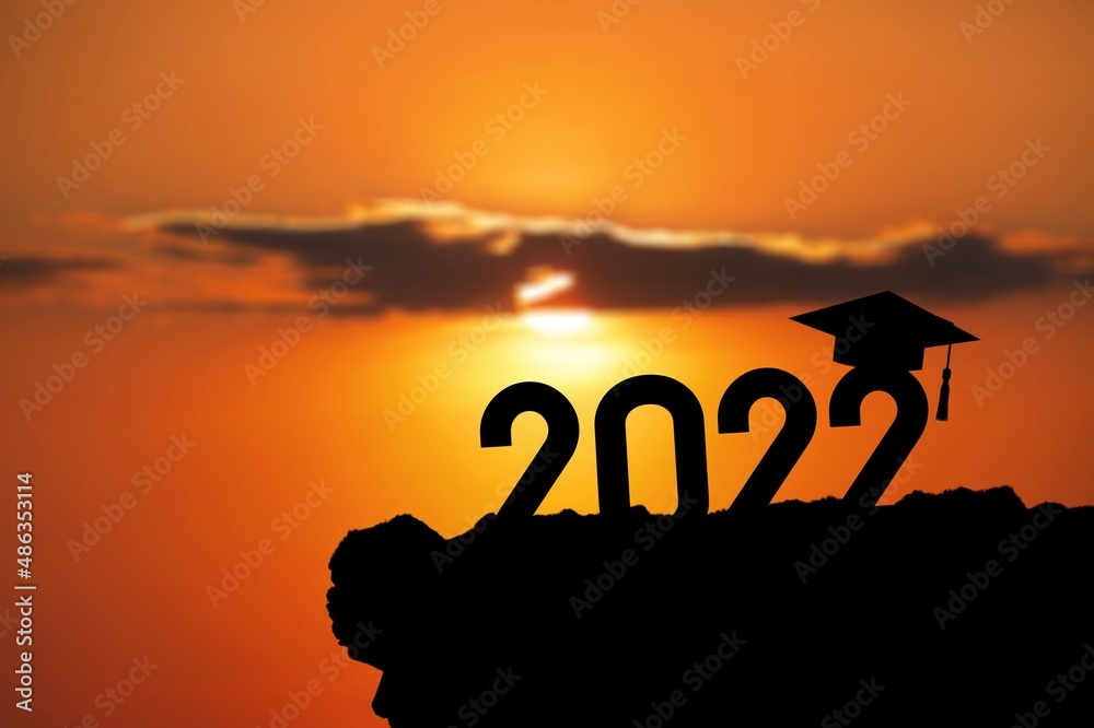 剪影2022年毕业帽和数字，教育祝贺理念，