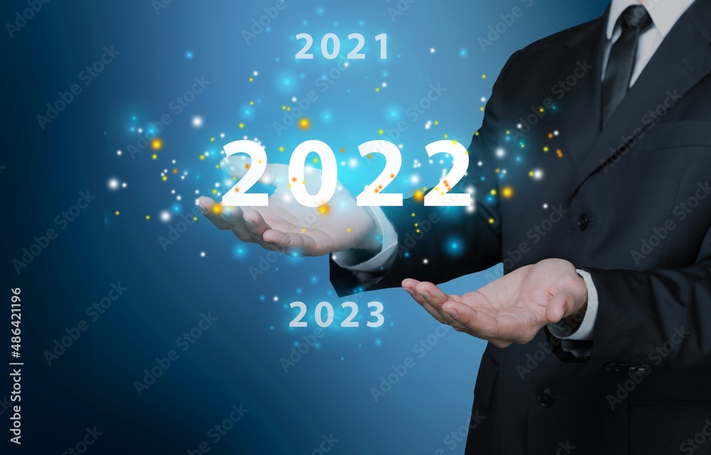 西装商人选择2022年作为背景。新年伊始的想法