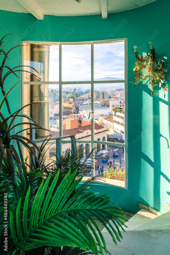 Treppenahus mit einem großen Fenster und Aussicht auf Monastiriaki in Athen