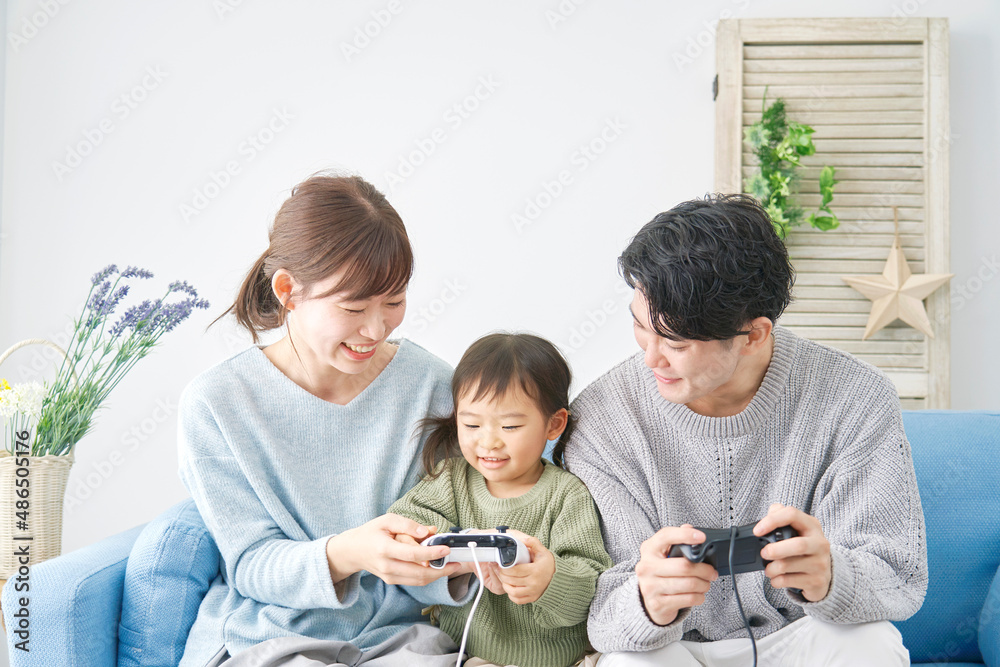 テレビゲームで遊ぶ家族