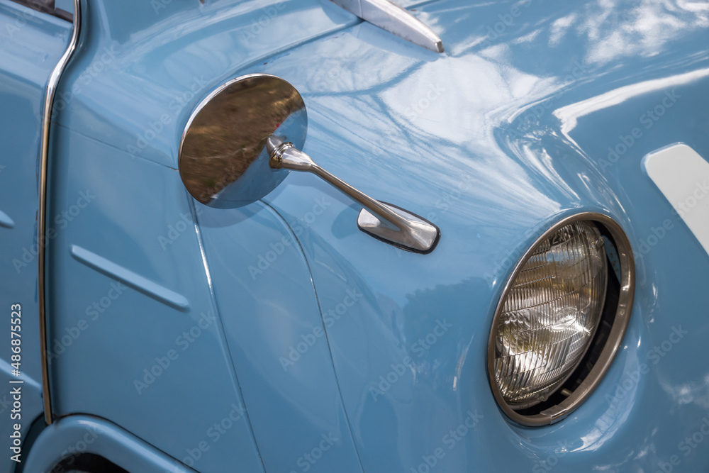 古い自動車のヘッドライト　Headlight of the old car