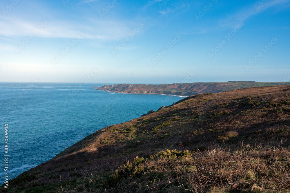 Paysage marin de la côte du Cotentin au Cap de la Hague en France avec horizon et panorama