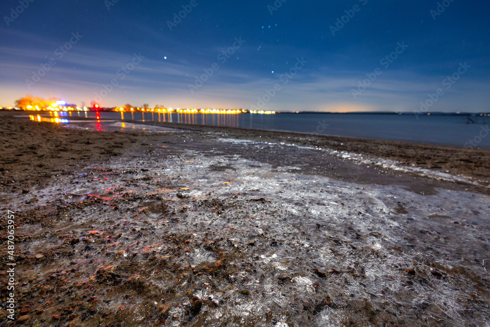 波兰雷瓦波罗的海夜晚的冰冻海滩