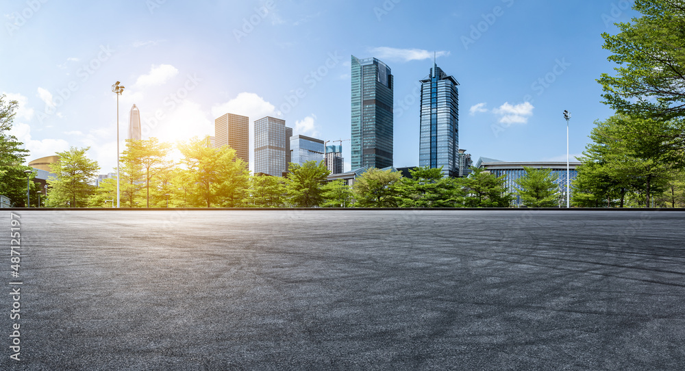 中国深圳的沥青道路和城市天际线，以及现代化的商业建筑。