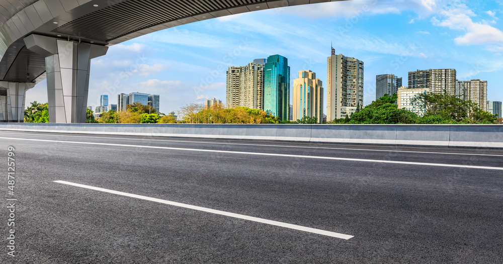 中国深圳的沥青道路和城市天际线，以及现代化的商业建筑。