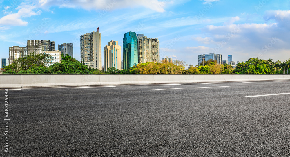 中国深圳的沥青道路和城市天际线，以及现代化的商业建筑。