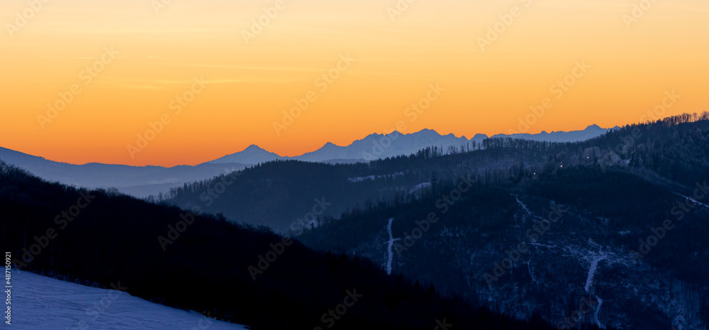 冬季日出高山全景风景.jpg