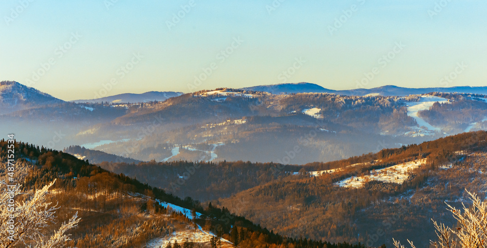 清晨冬季山地全景景观