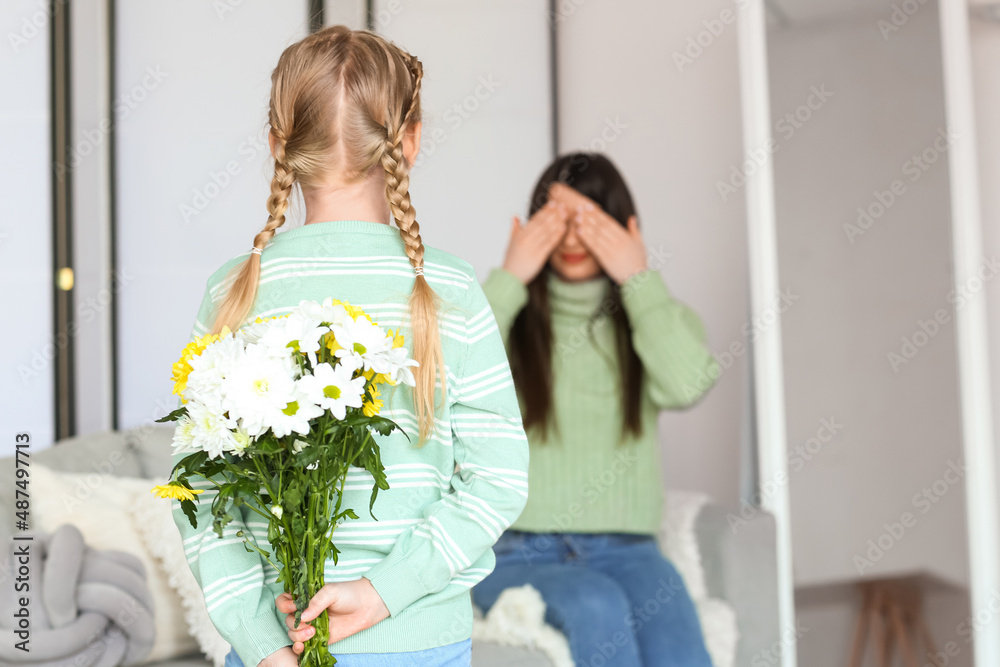 穿着保暖毛衣的小女孩，家里有花给妈妈