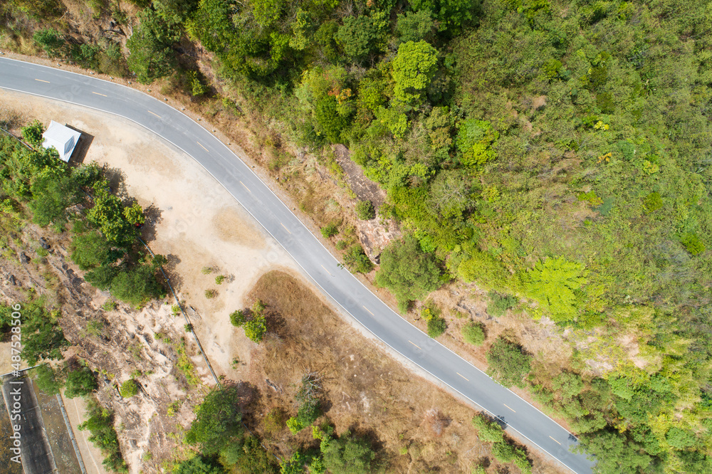 春季在丘陵公路上旅行鸟瞰公路曲线施工上山令人惊叹的自上而下i