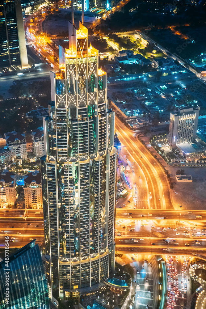 迪拜街道上有塔楼和摩天大楼的城市照明背景鸟瞰图