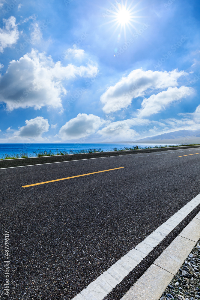 空旷的柏油公路和蓝天下蔚蓝的海洋自然风光