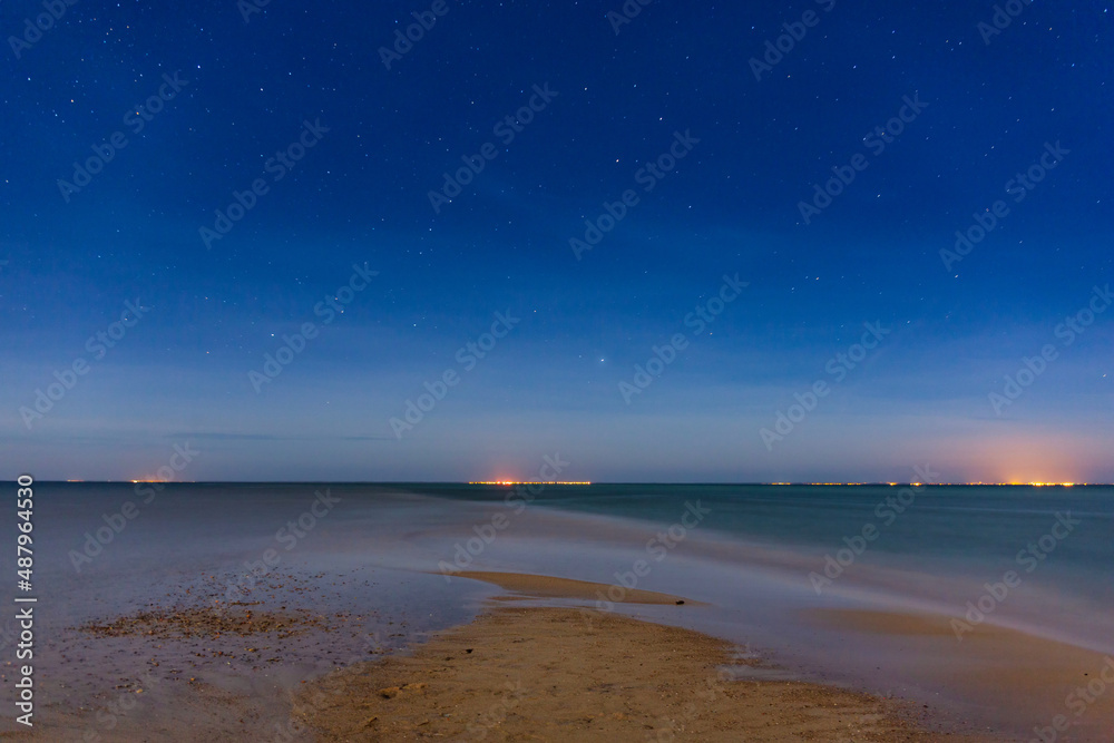 波兰雷瓦夜晚美丽的波罗的海海滩