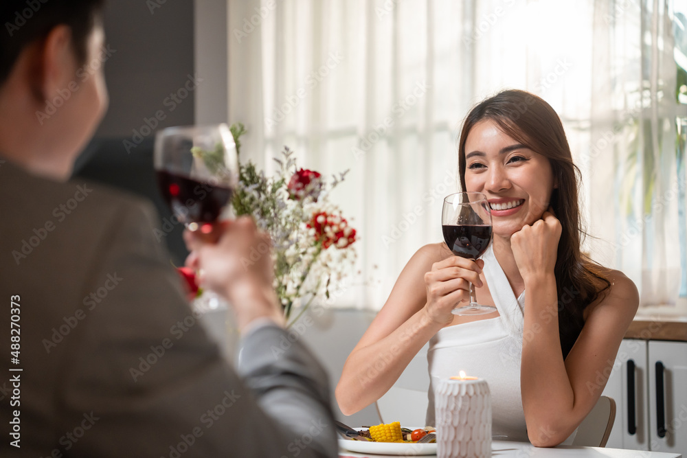 亚洲年轻夫妇共进晚餐庆祝情人节。