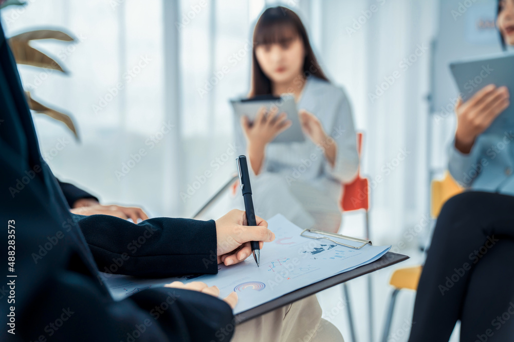 商务会议中的女商人在办公室里熟练地写论文。企业商务茶