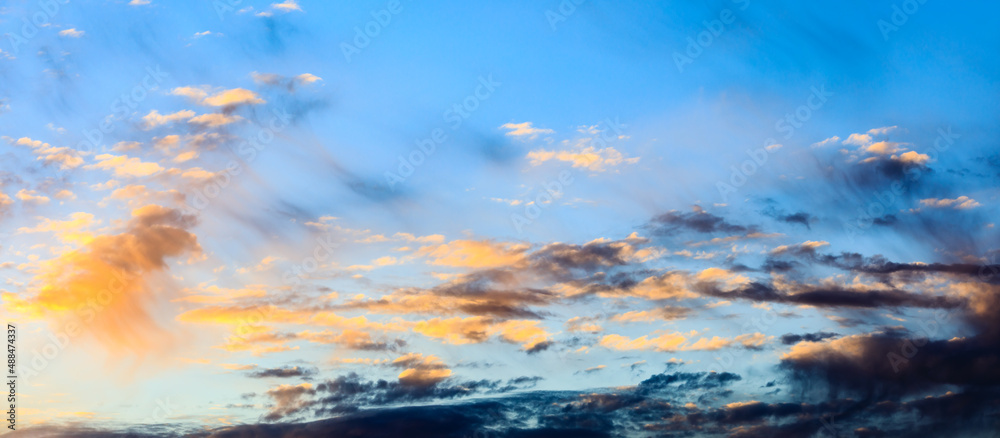 美丽多彩的天空日落云背景