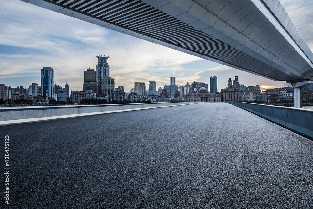 中国上海，空旷的柏油路和现代化建筑的城市天际线。