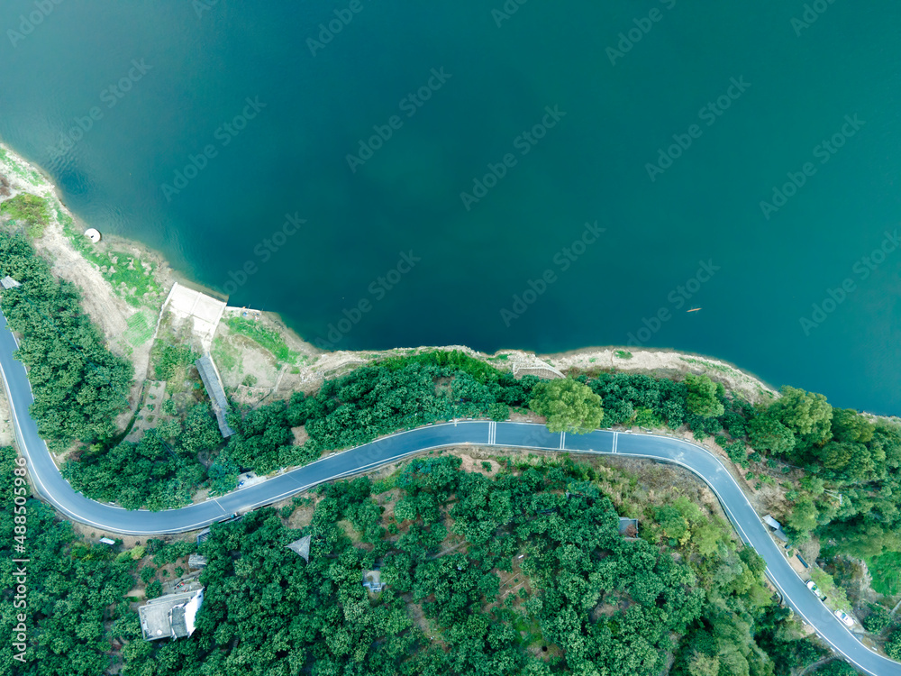 航拍户外森林蜿蜒道路