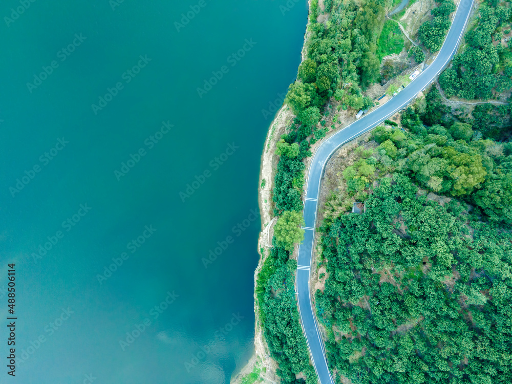 航拍户外森林蜿蜒道路