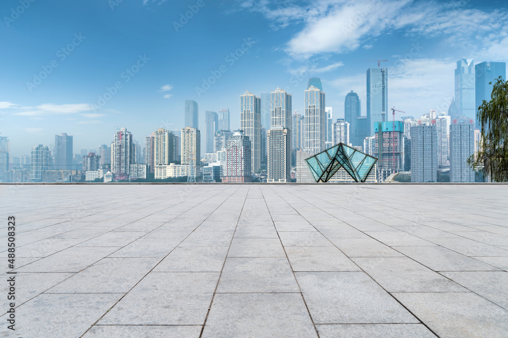 空旷的广场与中国现代城市建筑背景