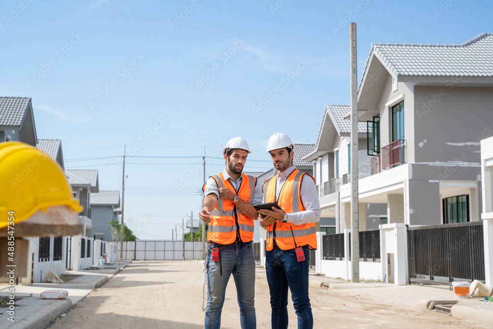 工程师团队在工地上讨论和规划建筑房屋项目和蓝图dr