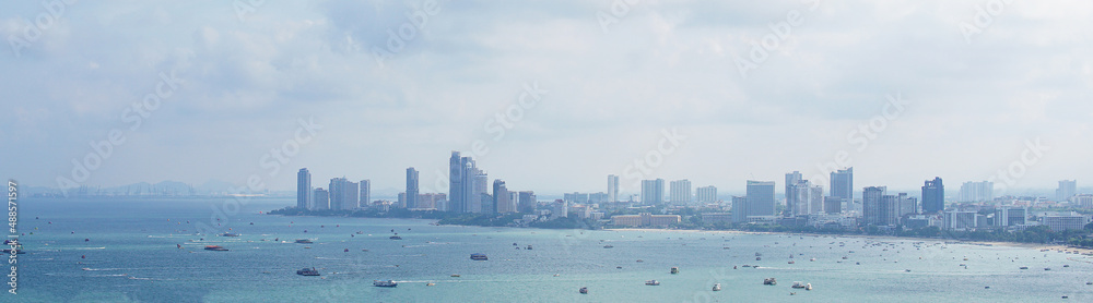 泰国的芭堤雅城市景观和巴厘岛海码头。