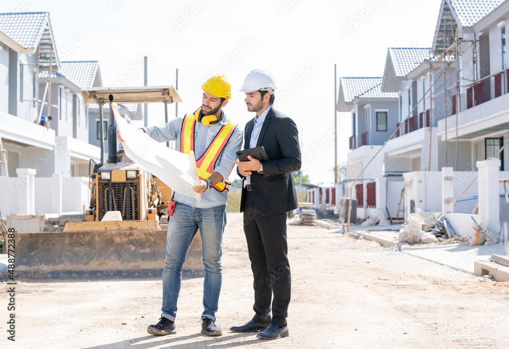 工程师和商人正在建筑工地规划施工，新住宅小区