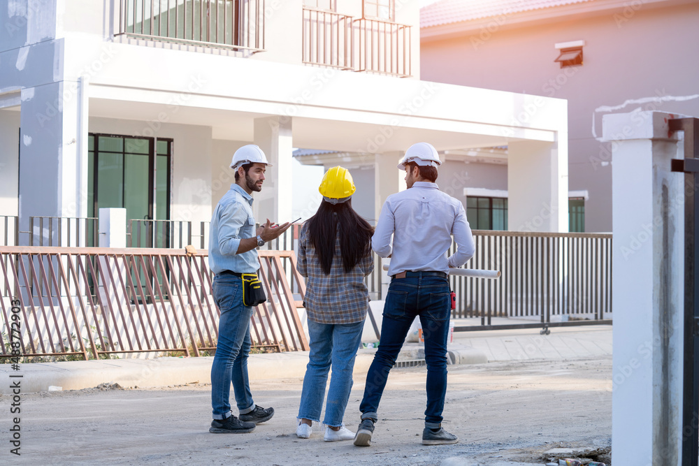 团队工程师和建筑师正在开会，计划新项目，测量建筑蓝图的布局