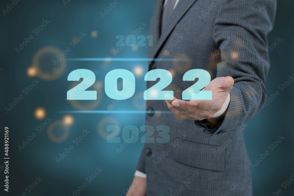 西装商人选择2022作为背景。新年伊始的想法