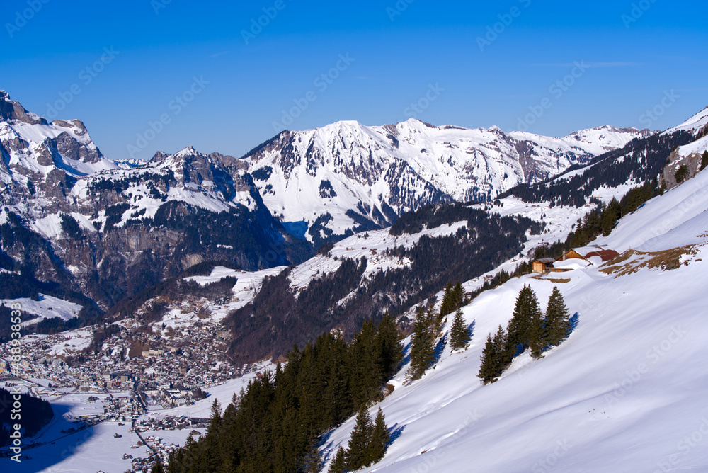 从恩格尔伯格滑雪场俯瞰瑞士阿尔卑斯山的全景，聚焦背景