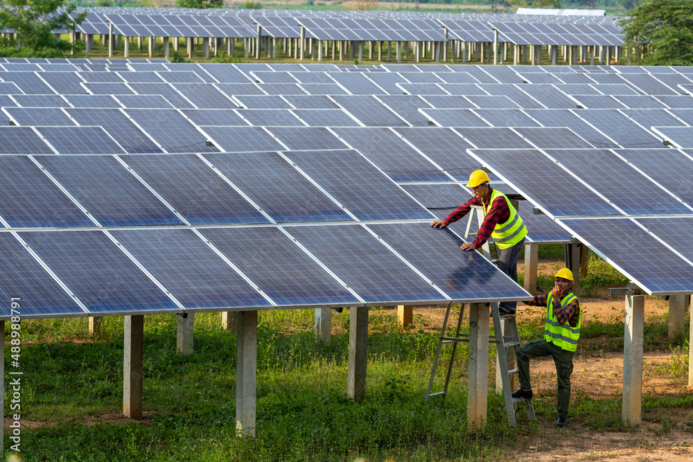 亚洲电工团队安装太阳能电池板，使用清洁的替代能源，solar Po