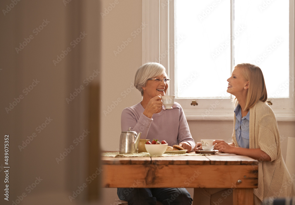 她总是有一个有趣的笑话。一个漂亮的年轻女人拜访她的裁剪镜头。