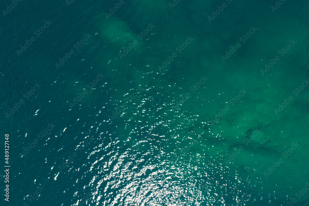 海面鸟瞰图，蓝色海浪和水面纹理的鸟瞰图蓝色海水背景