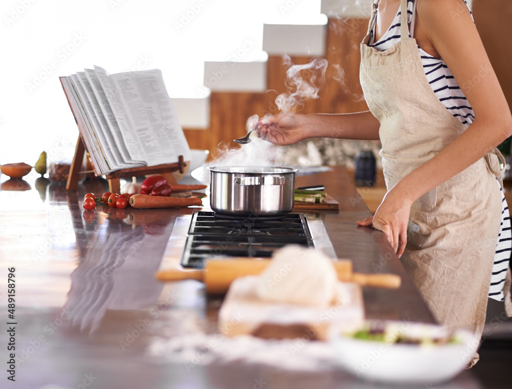 就像妈妈做的那样。年轻女人在厨房做饭。