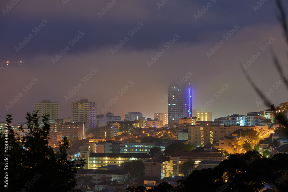 这座城市在夜晚充满活力。夜晚可以看到城市景观。