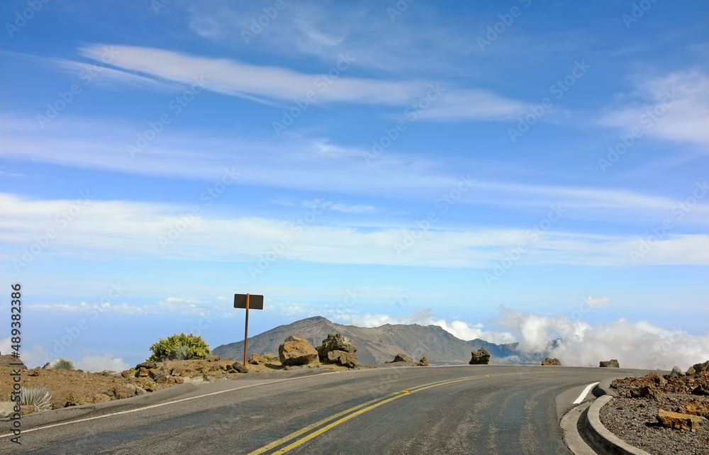 探索乡村。乡村公路的镜头。