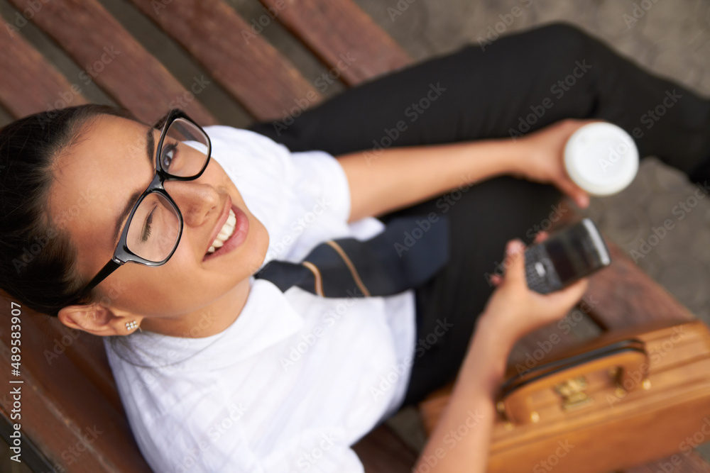 我知道了，你的超能力是什么。一个漂亮的年轻女人坐在b上对着镜头眨眼