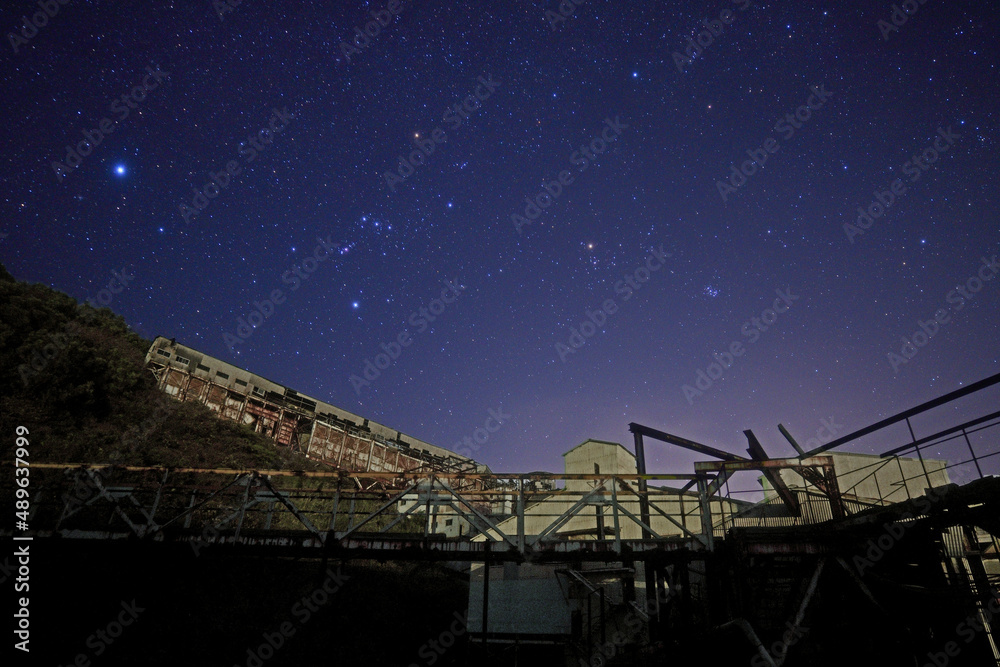 炭鉱施設の廃墟「選炭工場跡」と星空