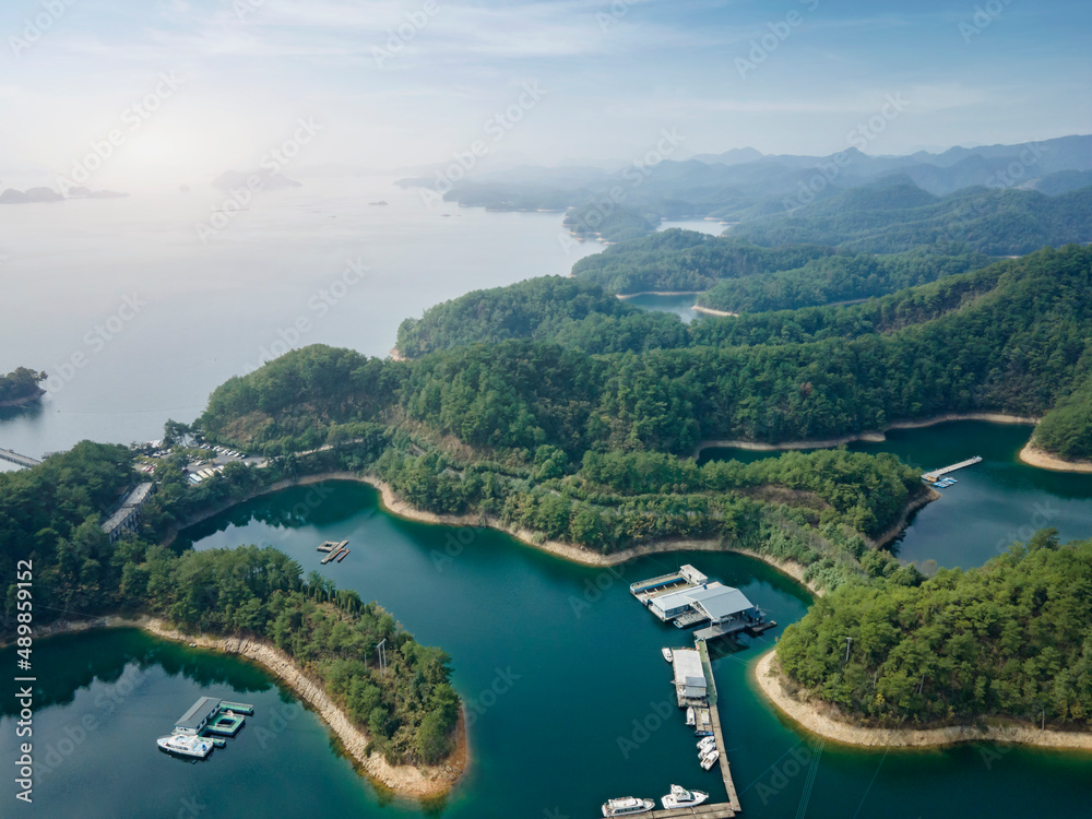 航拍杭州千岛湖山水画