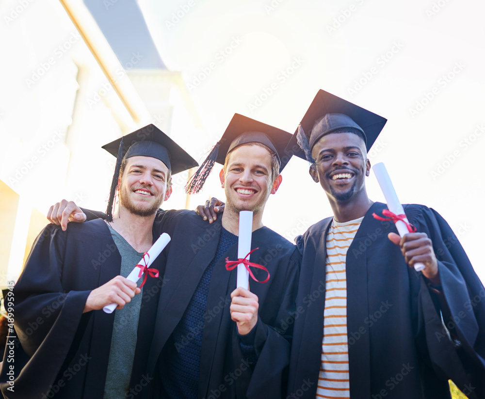 我们努力举办这场活动。学生们在大学毕业那天的照片。