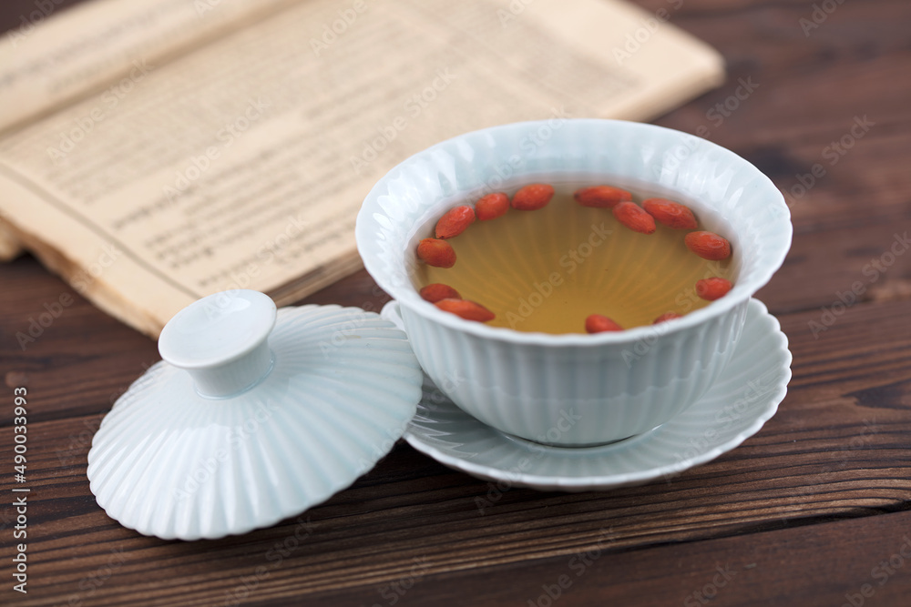 Cover the medlar water in the bowl and an ancient medicine book