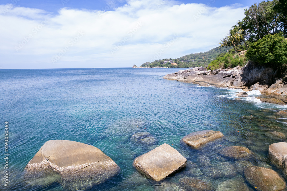 海浪拍打椰子树岩石的鸟瞰图泰国普吉岛美丽的海滨