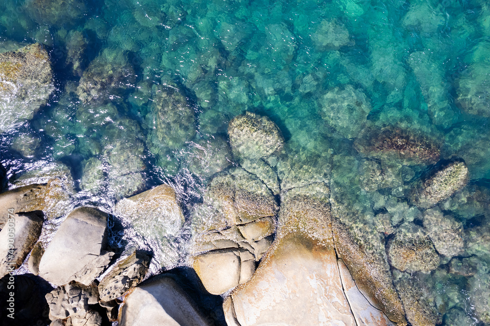 晴好天气下的俯视海滨岩石海面夏季背景