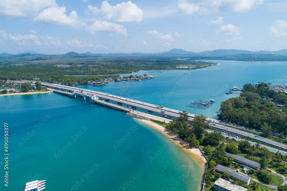 Sarasin大桥公路运输背景概念鸟瞰图大桥位于Phang N之间