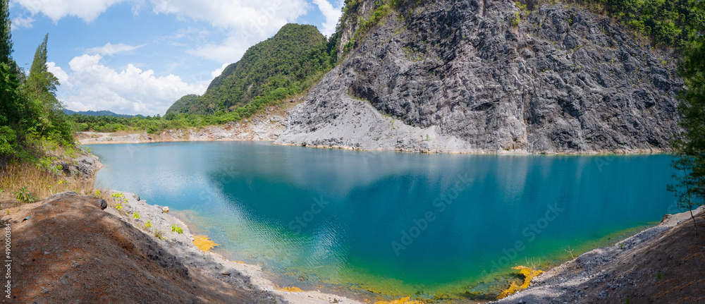 全景热带雨林中令人惊叹的池塘或湖泊，有山峰，美丽的水面