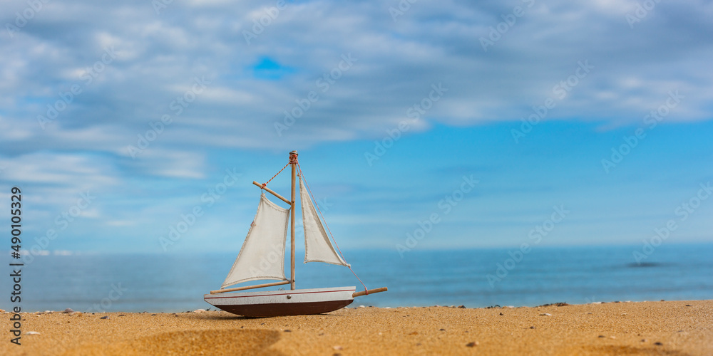 Kleines Segelboot am Strand von Goldstrand in Bulgarien