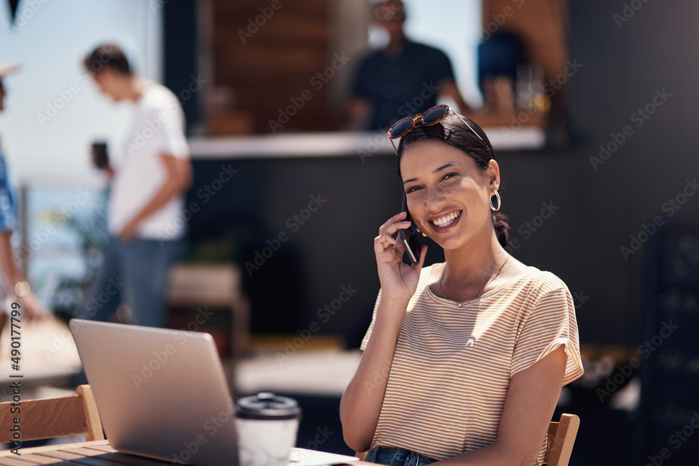 真是一个惊喜。一个快乐的年轻女人在做作业时用手机聊天的画像