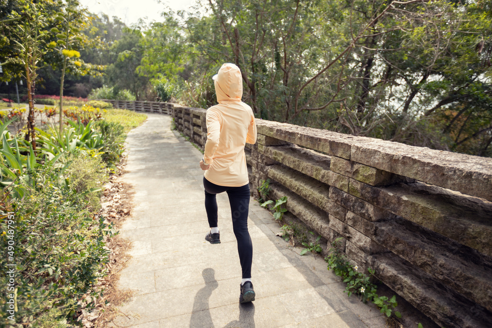 亚洲女子公园慢跑