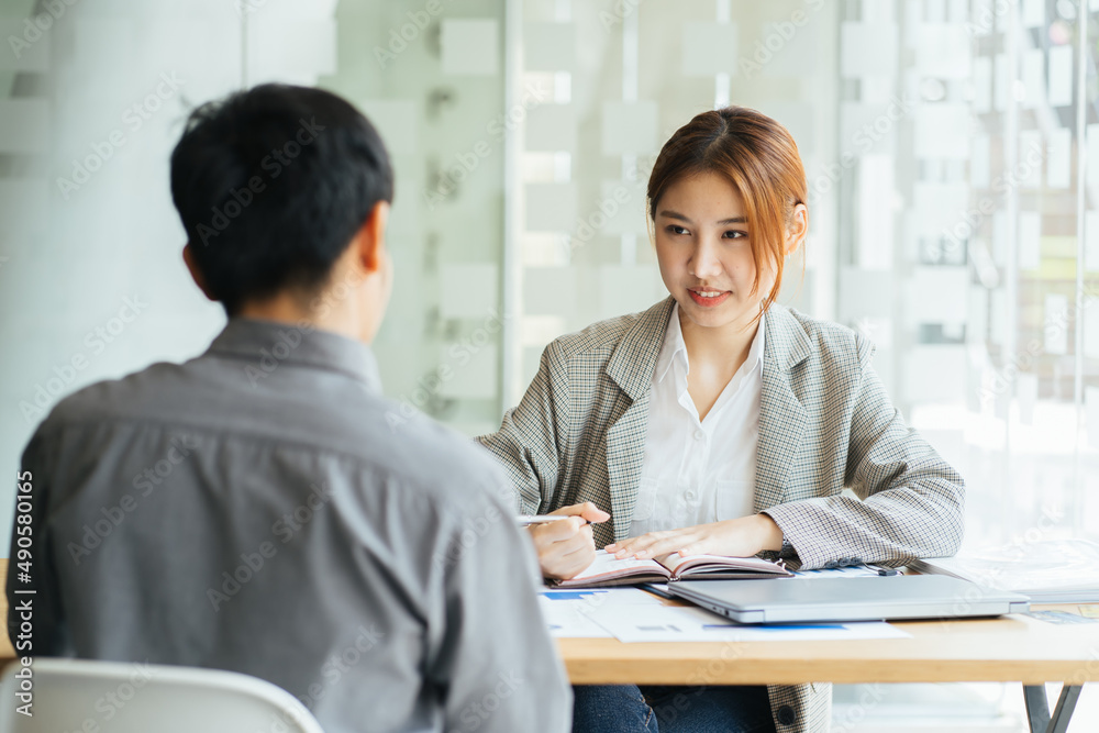 自信专注的女商人、教师或导师教练在谈判中与商界人士交谈